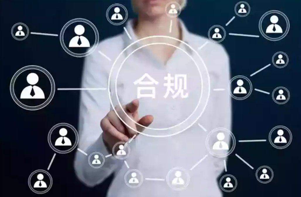 一个投资者认真核对手机上的交割单细节的画面
