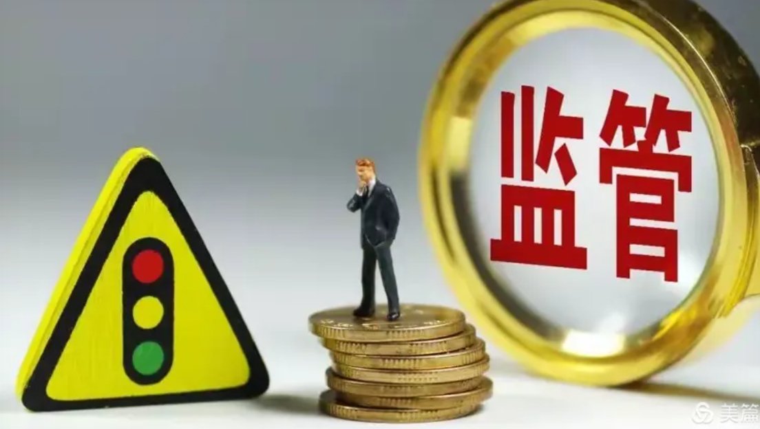 投资者在手机银行APP上看交易对账单,脸上露出惊讶表情